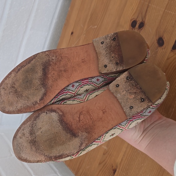 Woman STUBBS & WOOTTON tan Red Green Needlepoint Leather Trim Flat Shoes Sz 8.5 - Picture 9 of 11